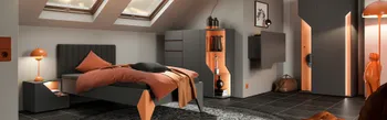 Futuristisch eingerichtetes Jugendzimmer in anthrazit und orangen Highlights